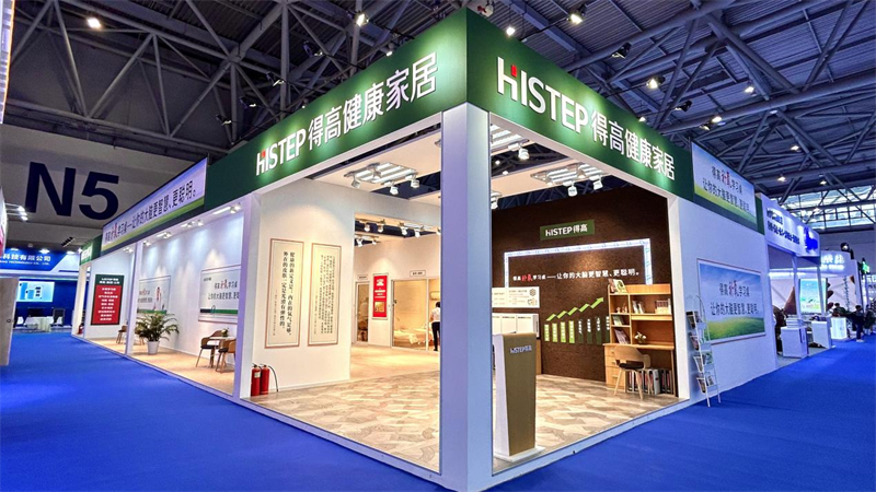 得高補(bǔ)氧學(xué)習(xí)桌亮相第83屆中國(guó)教育裝備展示會(huì)，富氧科技助力青少年智慧成長(zhǎng) 圖片 1